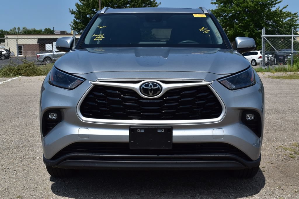 Used 2025 Toyota Highlander XLE AWD/4WD image 2