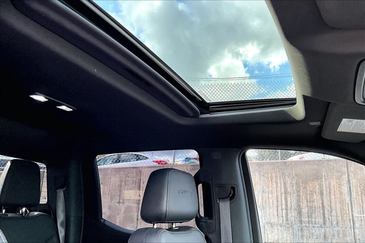 Used 2021 GMC Sierra 1500 AT4 w/ AT4 Premium Package AWD/4WD image 14