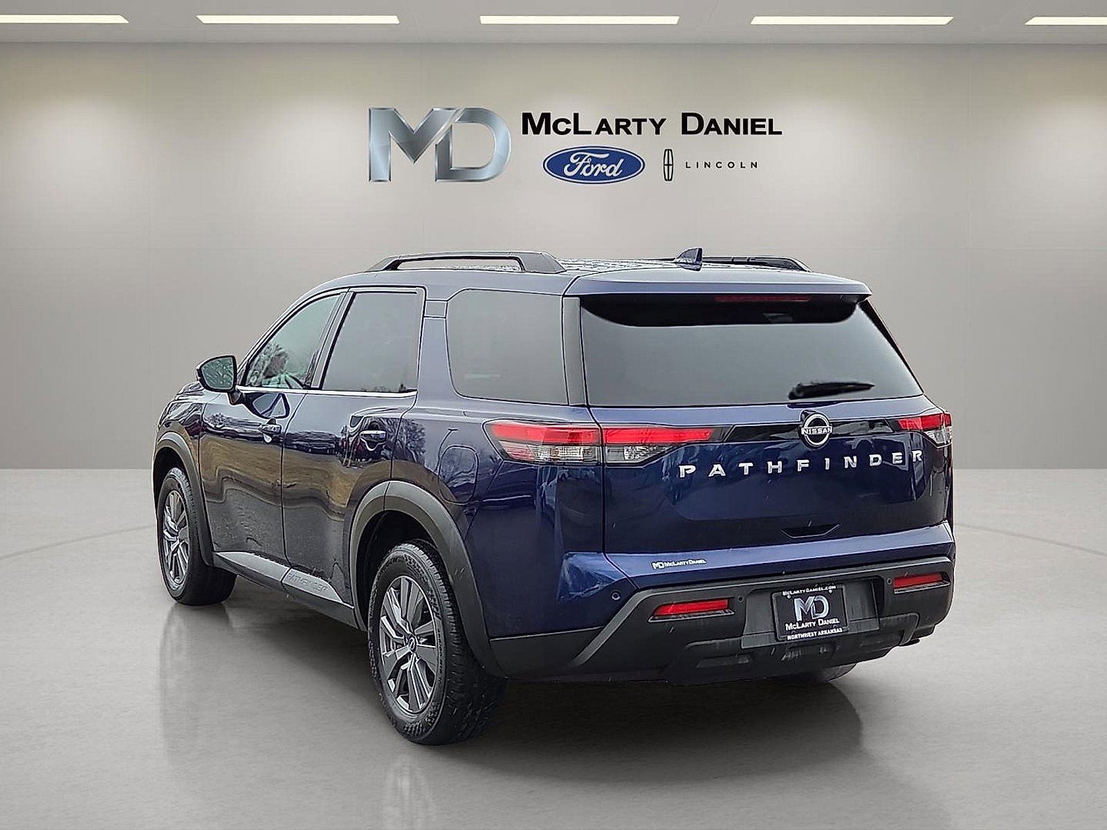 Used 2025 Nissan Pathfinder SV image 4