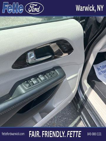 Used 2023 Chrysler Pacifica Limited FWD image 16