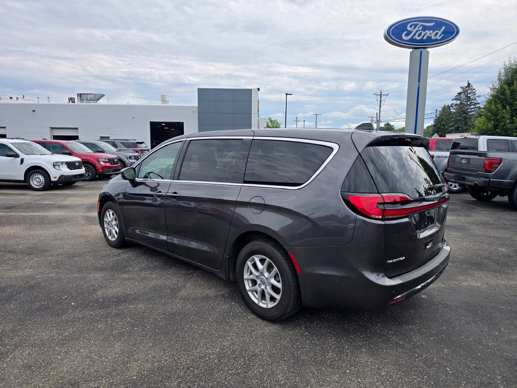 Used 2023 Chrysler Pacifica Touring-L FWD image 3