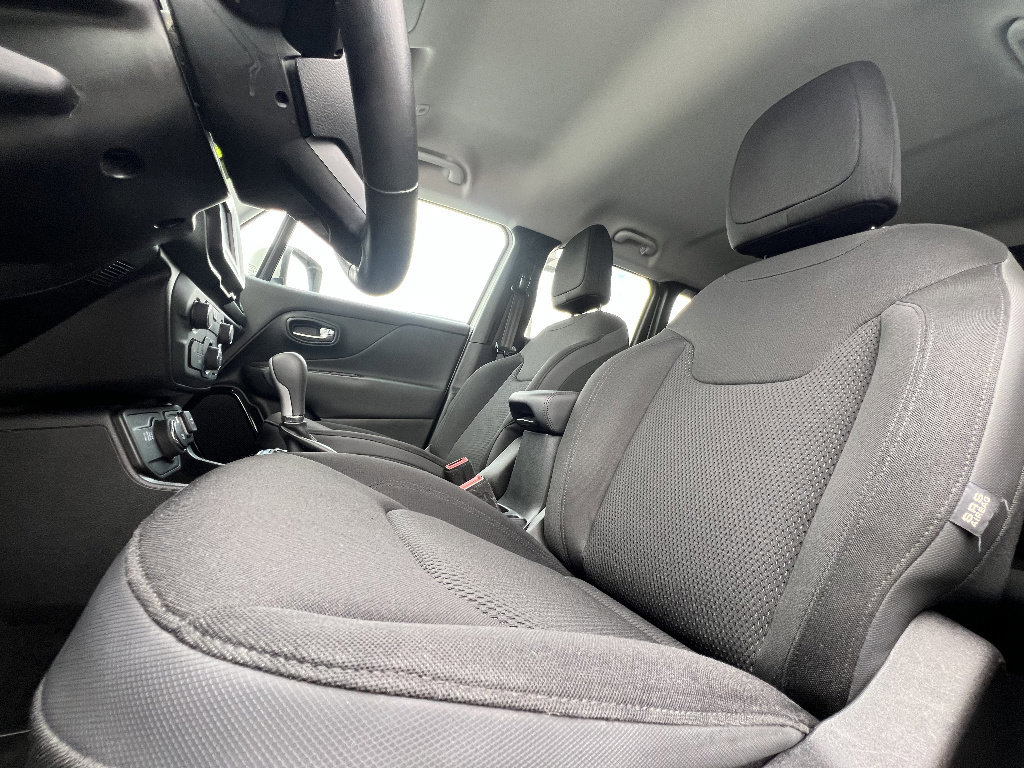 Used 2018 Jeep Renegade Altitude AWD/4WD image 16