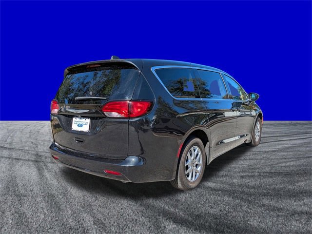 Used 2023 Chrysler Voyager LX image 5