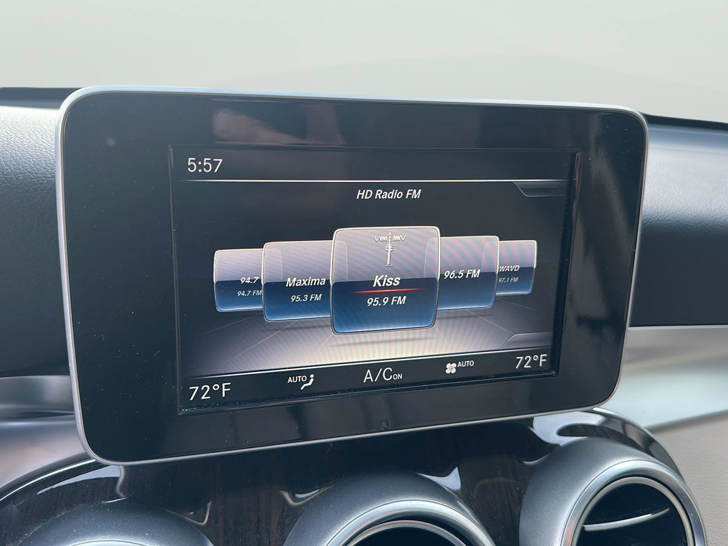 Used 2019 Mercedes-Benz GLC 300 4MATIC image 17