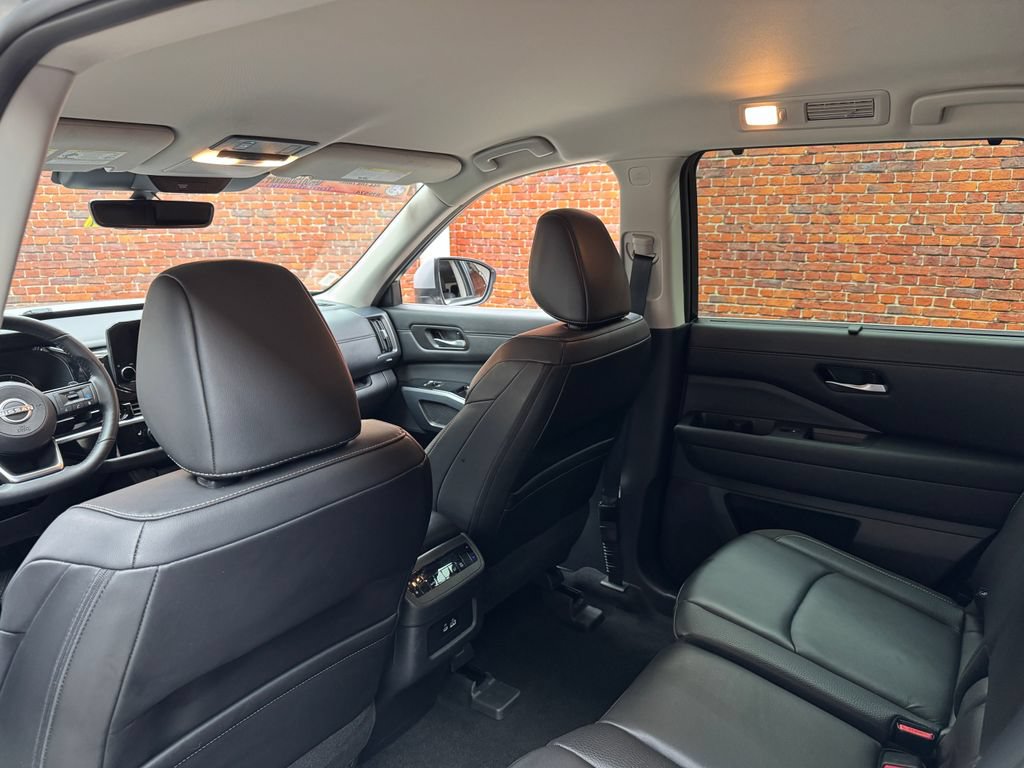 Used 2025 Nissan Pathfinder SL AWD/4WD image 26