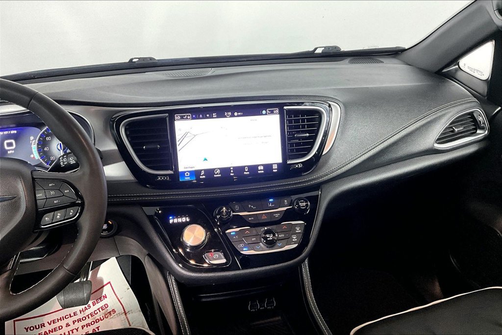 Used 2025 Chrysler Pacifica Limited FWD image 6