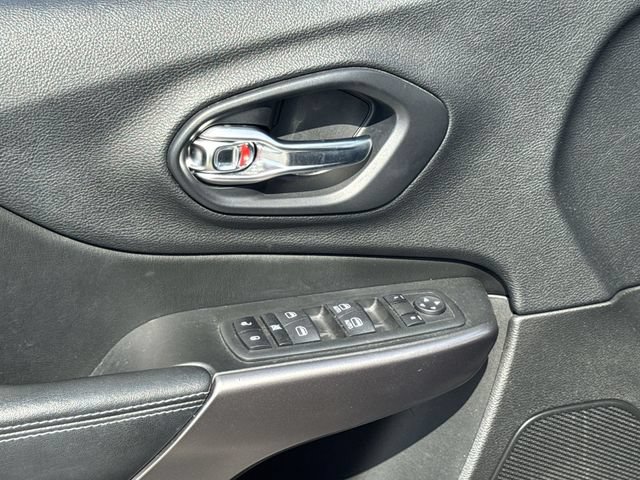 Used 2019 Jeep Cherokee Latitude Plus FWD image 13