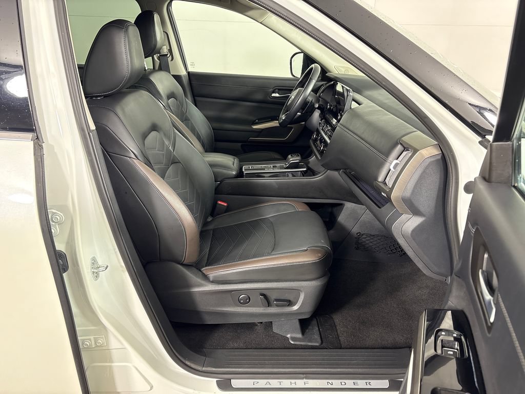 Used 2024 Nissan Pathfinder Platinum FWD image 4