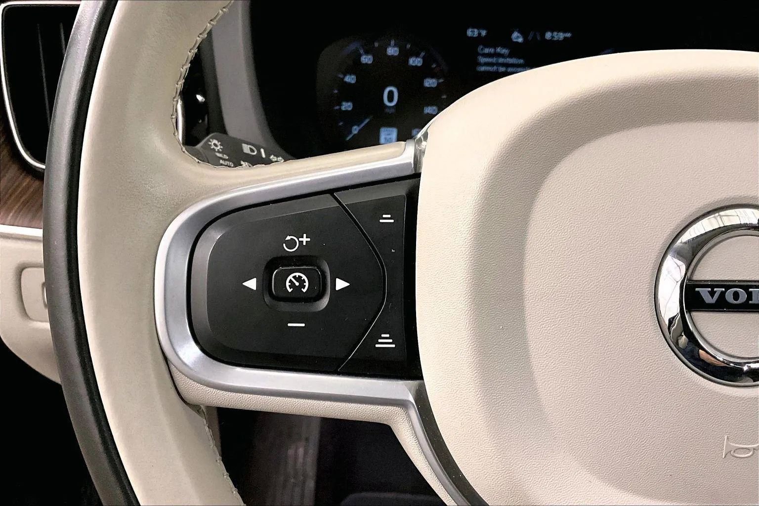 Used 2021 Volvo XC60 T5 Momentum w/ Premium Package image 17