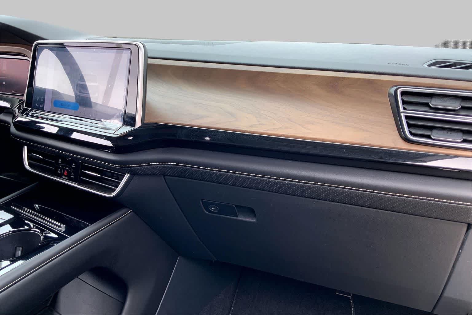 Used 2024 Volkswagen Atlas SE FWD image 19