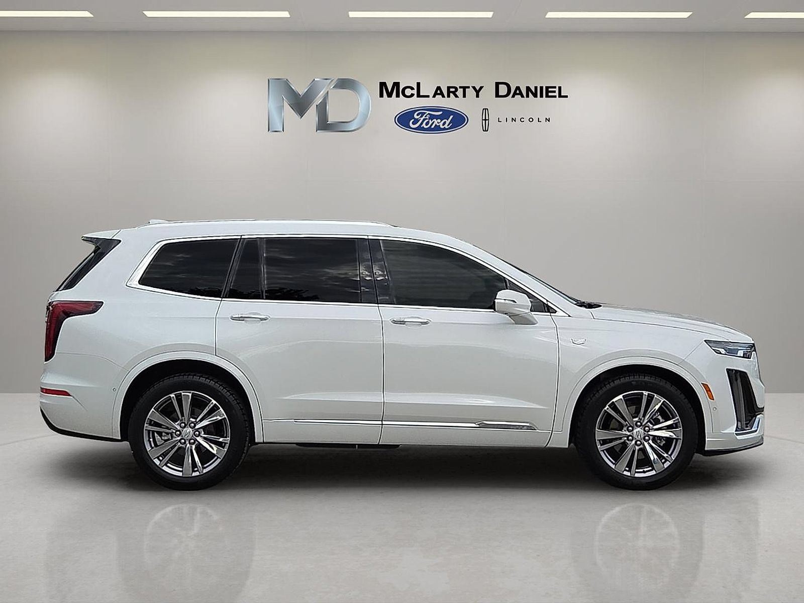 Used 2023 Cadillac XT6 Premium Luxury w/ Technology Package FWD image 6