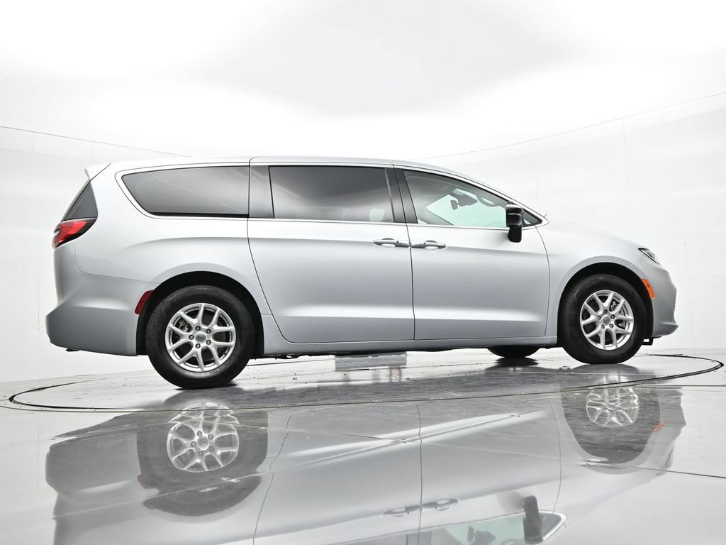 Used 2024 Chrysler Pacifica Touring-L FWD image 23