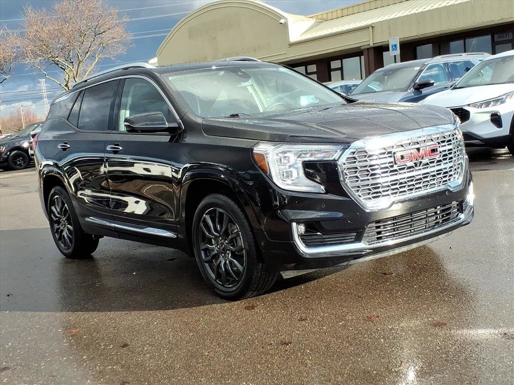 Used 2023 GMC Terrain Denali w/ Black Diamond Edition image 7