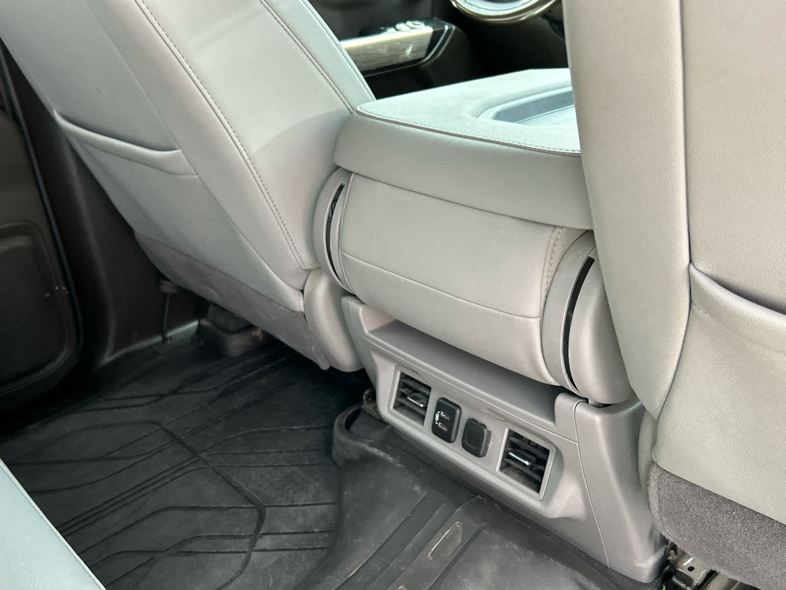 Used 2023 Chevrolet Silverado 3500 LTZ image 16