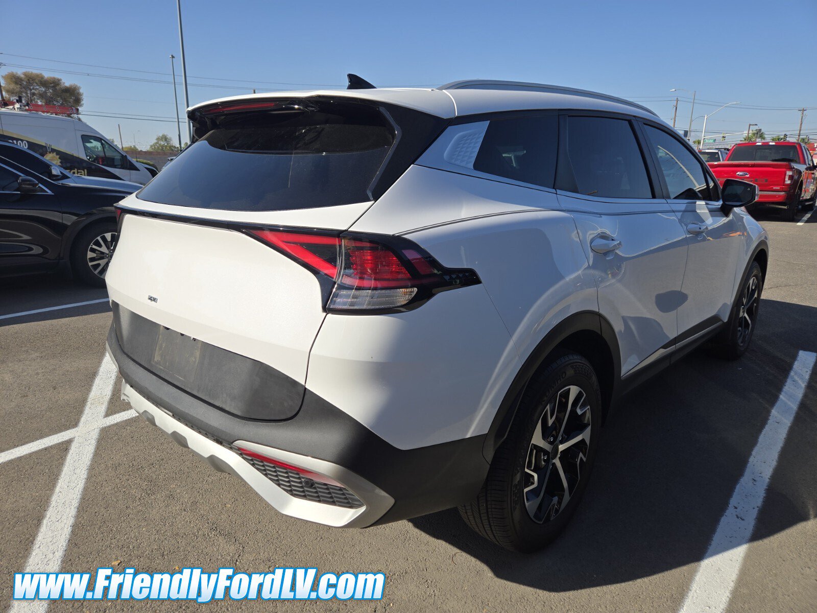 Used 2024 Kia Sportage EX AWD/4WD image 3