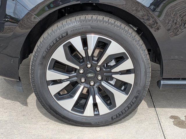 Certified 2025 Ford Expedition Platinum w/ Driver's Package AWD/4WD image 11