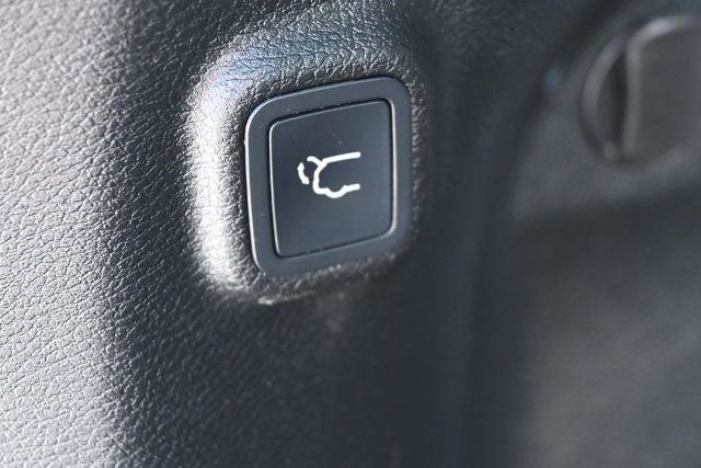 Used 2019 Jeep Cherokee Latitude Plus w/ Comfort/Convenience Group AWD/4WD image 13