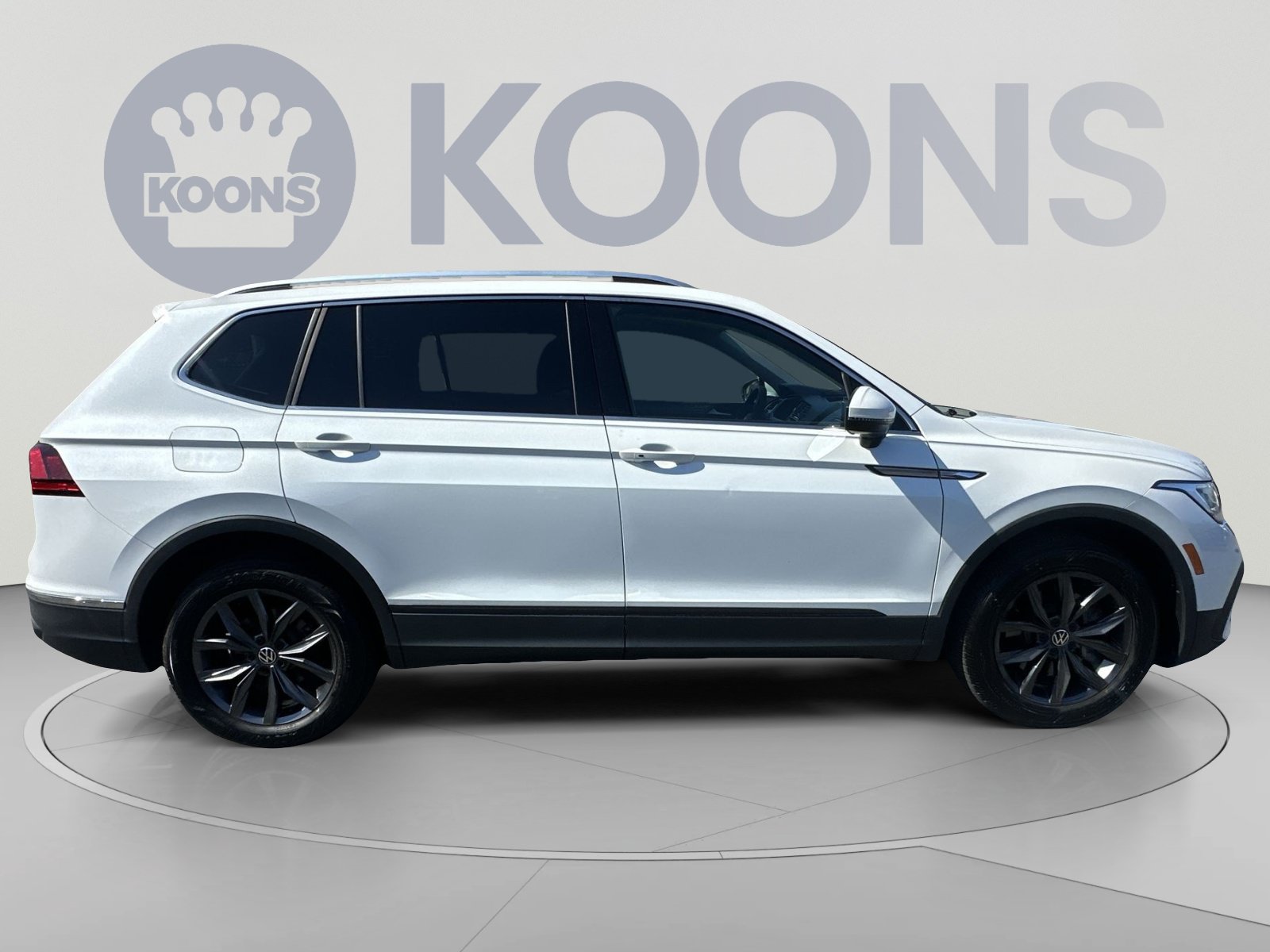 Used 2023 Volkswagen Tiguan SE w/ Panoramic Sunroof Package FWD image 17
