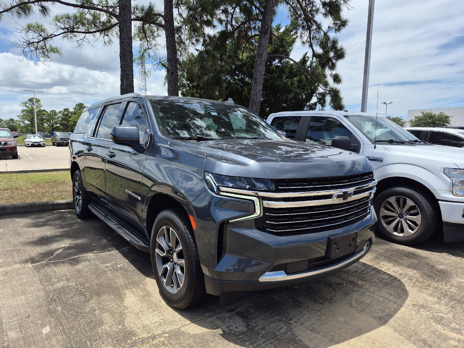 Used 2021 Chevrolet Suburban LT RWD image 2