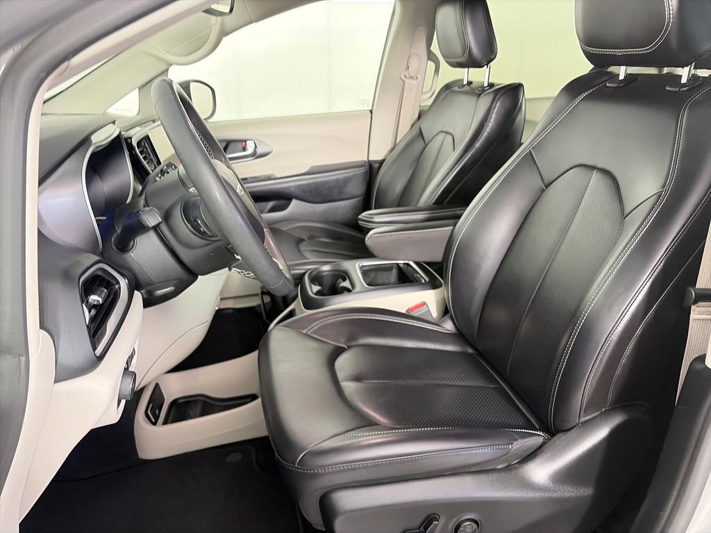 Used 2023 Chrysler Pacifica Touring-L FWD image 11