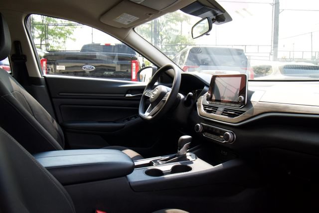 Used 2025 Nissan Altima 2.5 SV FWD image 22
