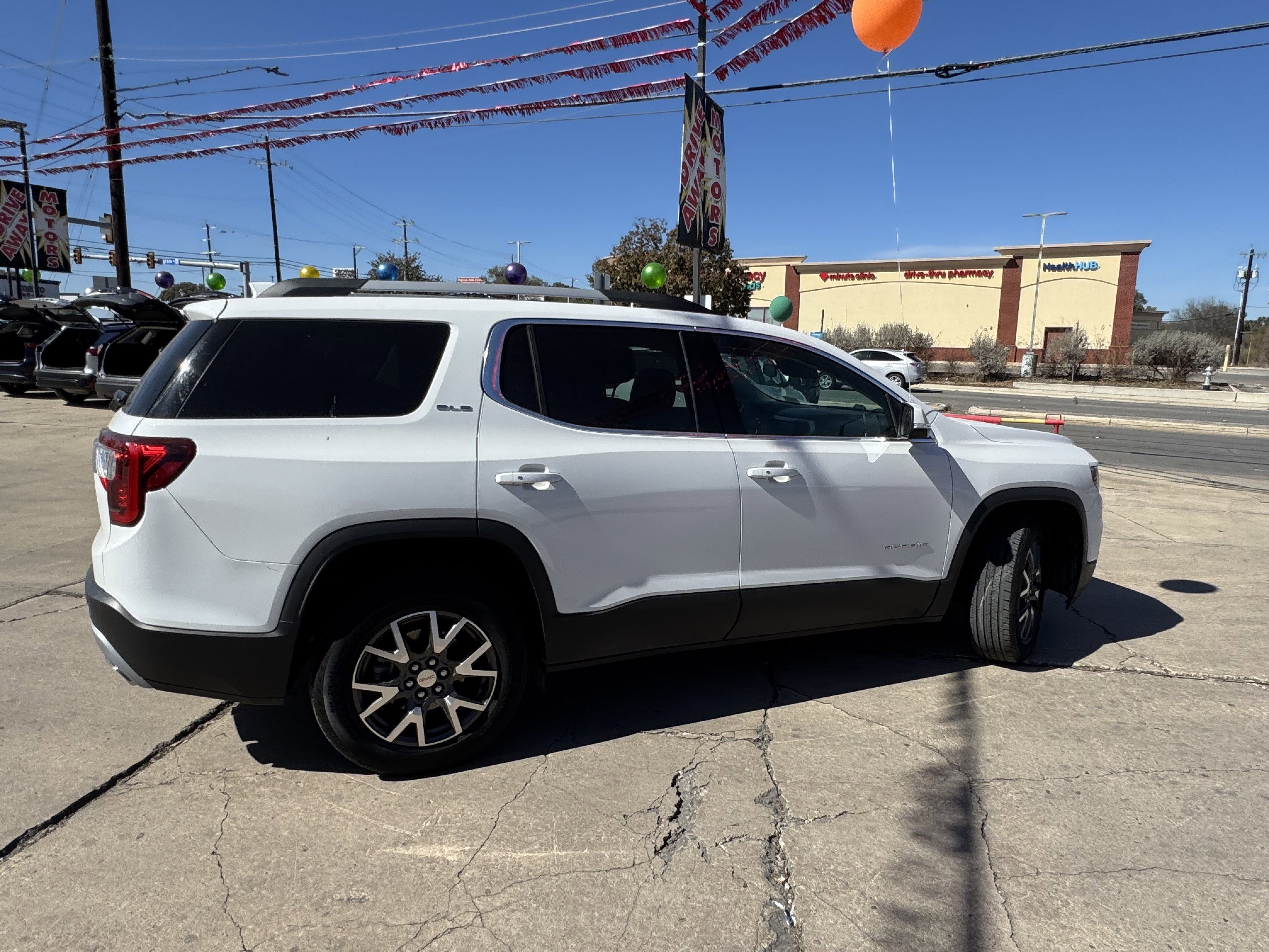 Used 2023 GMC Acadia SLE w/ Driver Convenience Package image 5