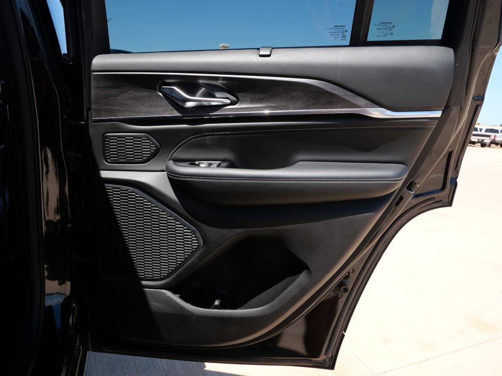 Used 2023 Jeep Grand Cherokee Overland w/ Luxury Tech Group IV AWD/4WD image 9