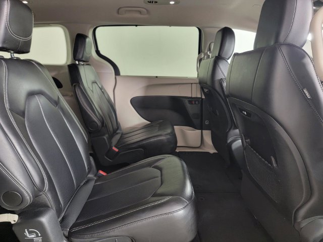 Used 2024 Chrysler Pacifica Touring-L FWD image 17