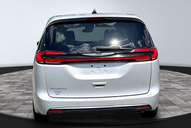 Used 2024 Chrysler Pacifica Touring-L FWD image 4