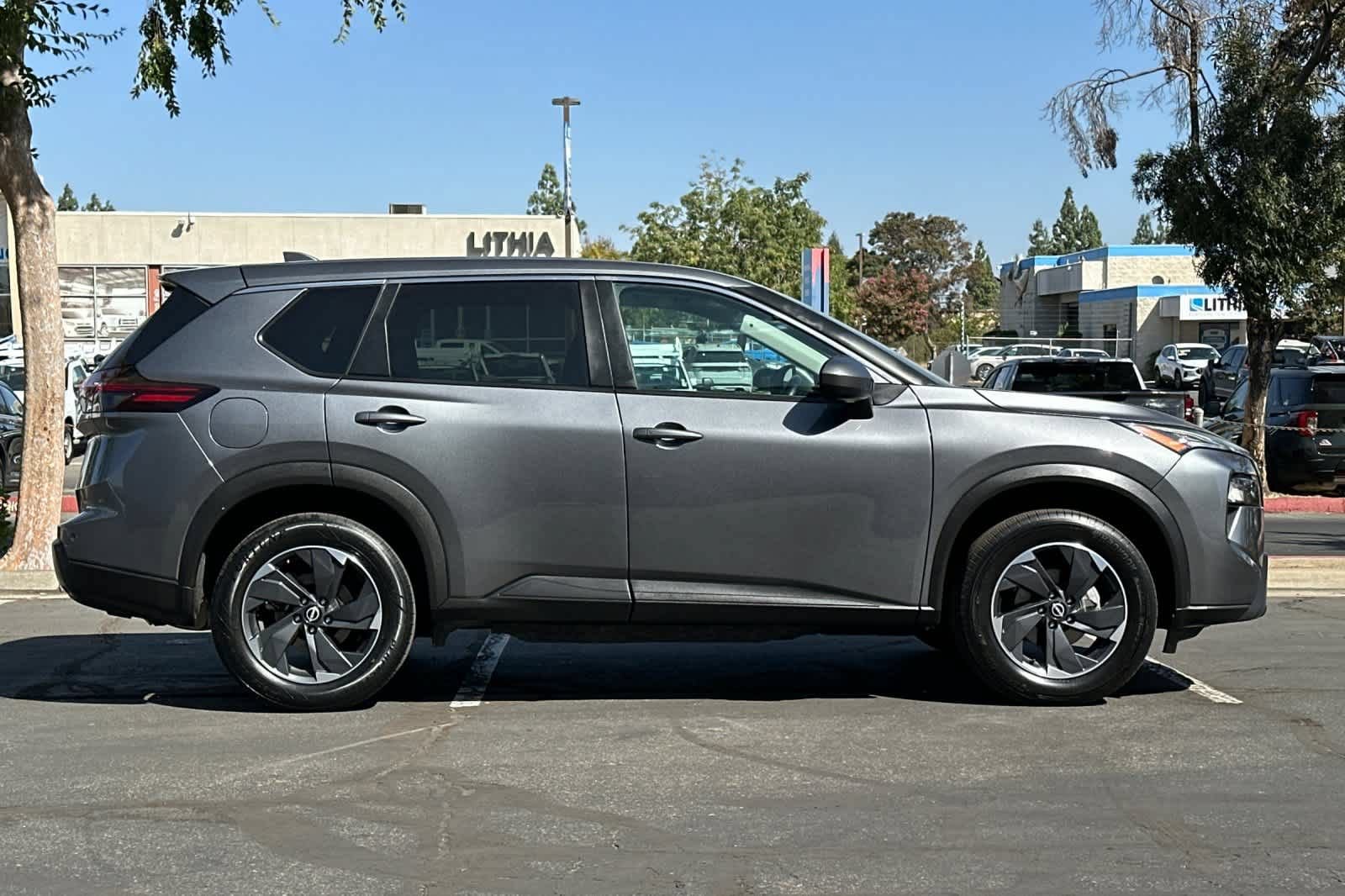 Used 2025 Nissan Rogue SV FWD image 9