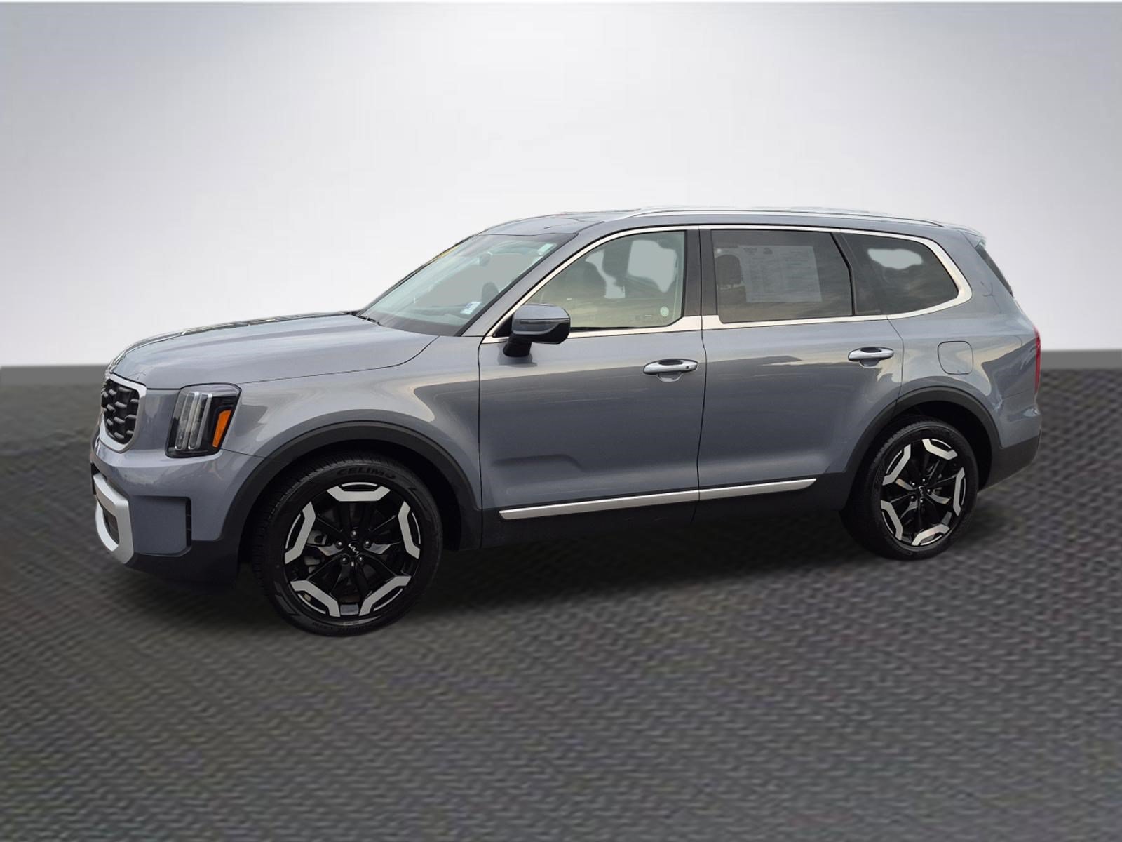 Used 2025 Kia Telluride S FWD image 2