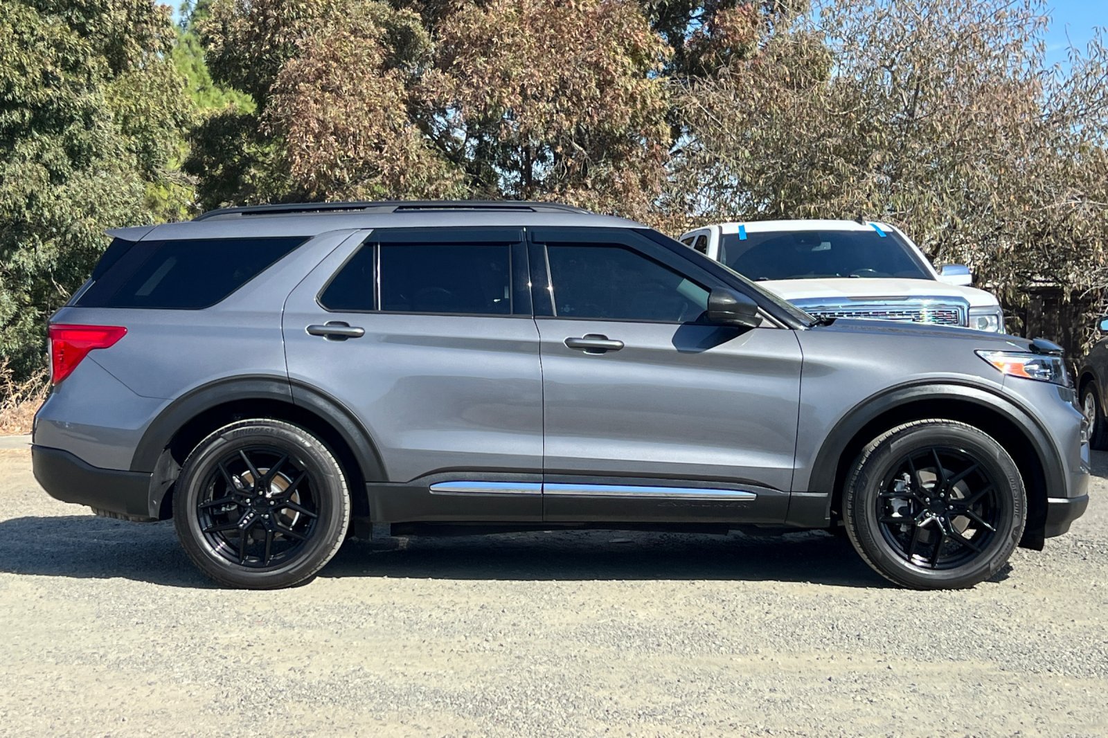 Certified 2021 Ford Explorer XLT w/ Equipment Group 202A AWD/4WD image 3