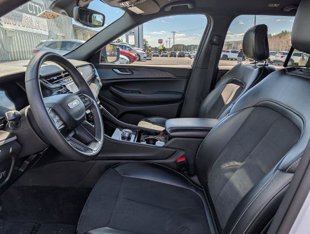 Used 2023 Jeep Grand Cherokee Altitude AWD/4WD image 10