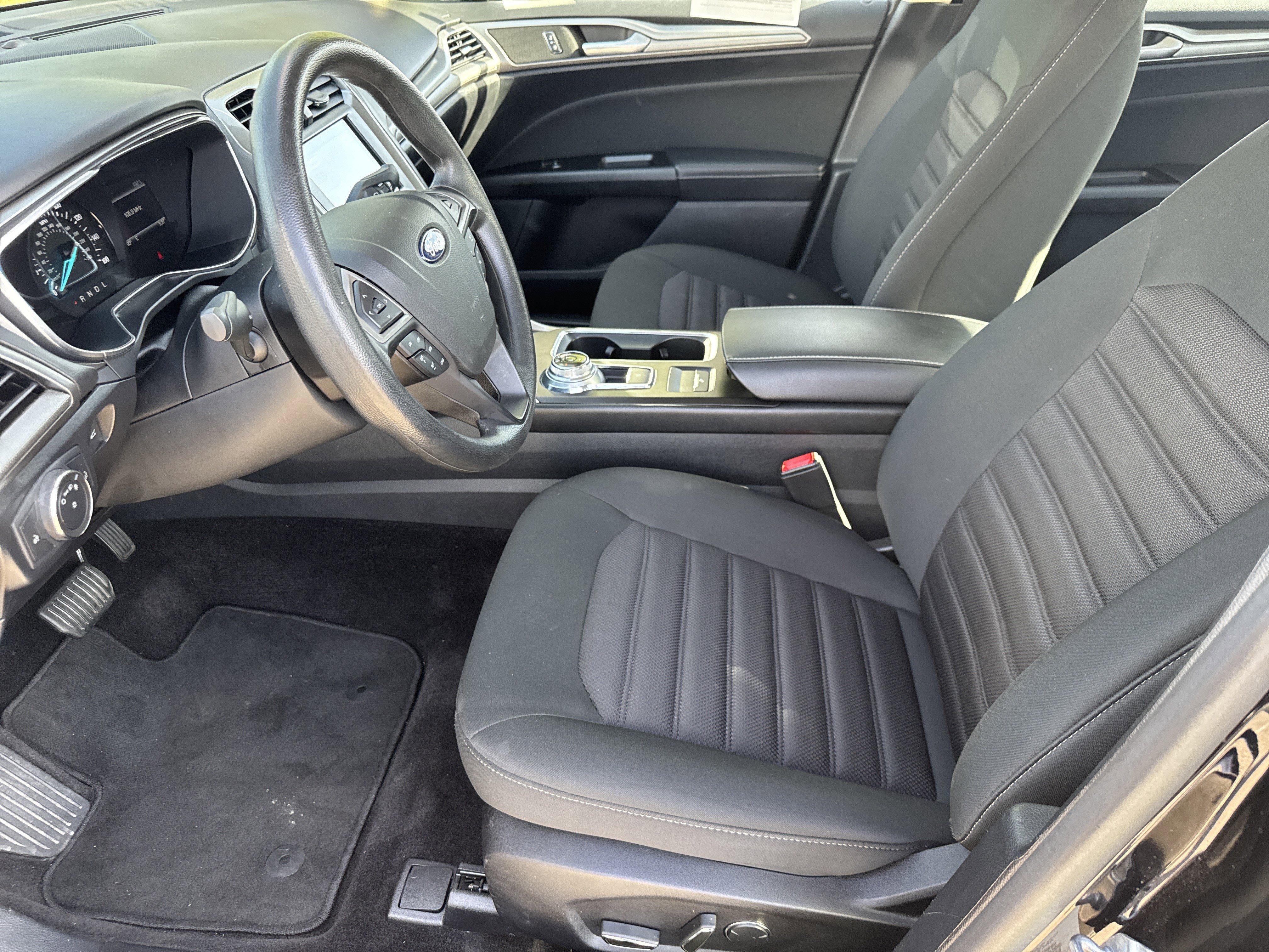 Certified 2017 Ford Fusion SE w/ Fusion SE Technology Package FWD image 10