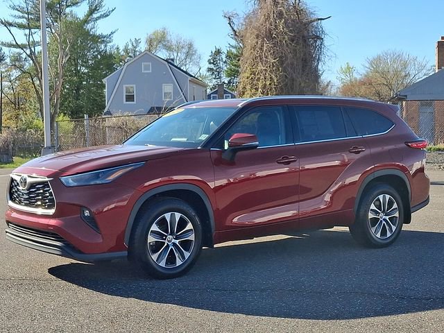Used 2022 Toyota Highlander XLE AWD/4WD image 3