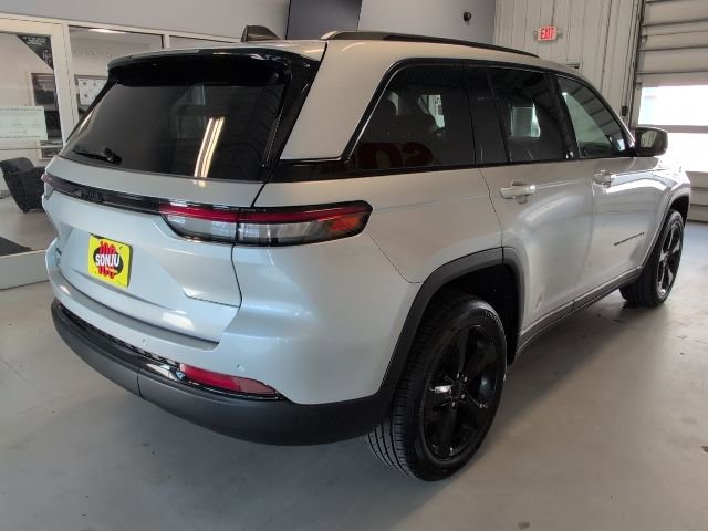 Used 2023 Jeep Grand Cherokee Altitude AWD/4WD image 5