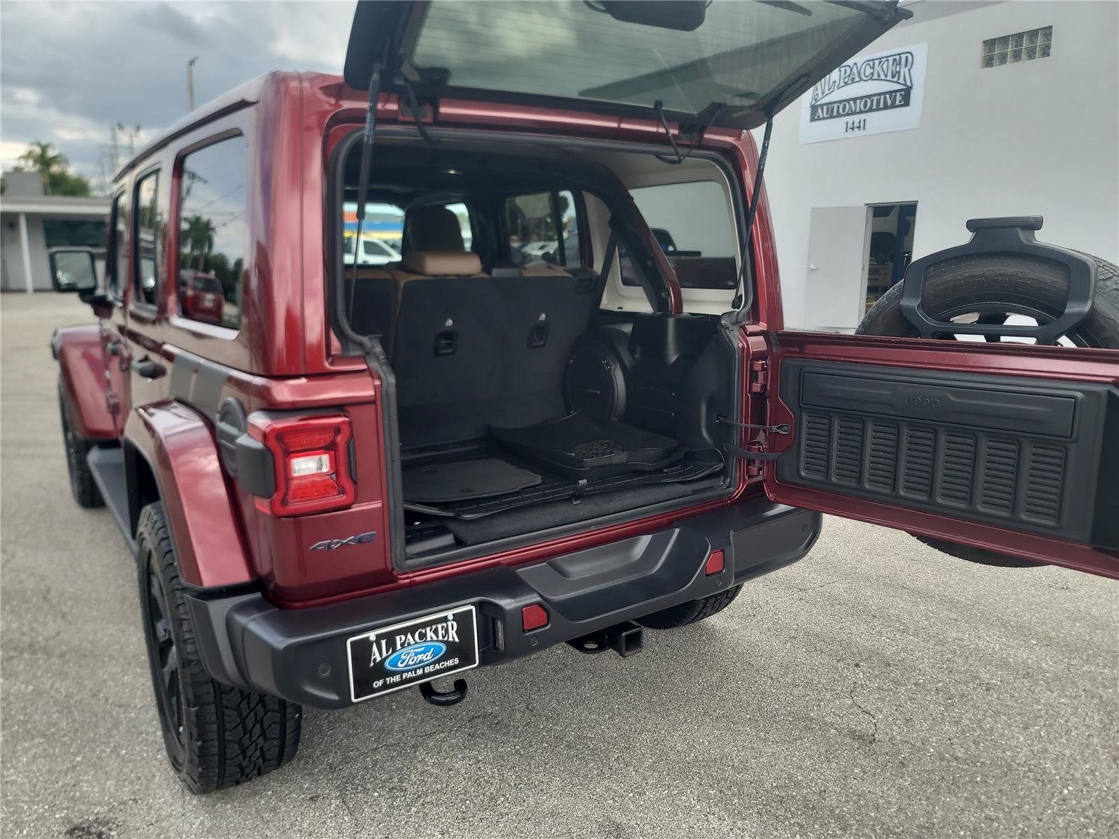 Used 2021 Jeep Wrangler Unlimited Sahara w/ Cold Weather Group AWD/4WD image 27