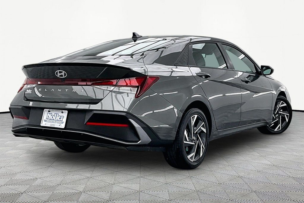 Used 2025 Hyundai Elantra Sport FWD image 2