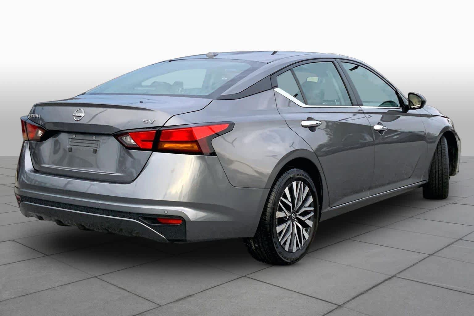 Used 2024 Nissan Altima 2.5 SV FWD image 12