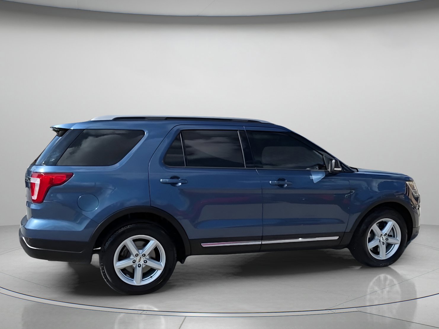 Certified 2018 Ford Explorer XLT w/ Equipment Group 202A image 23