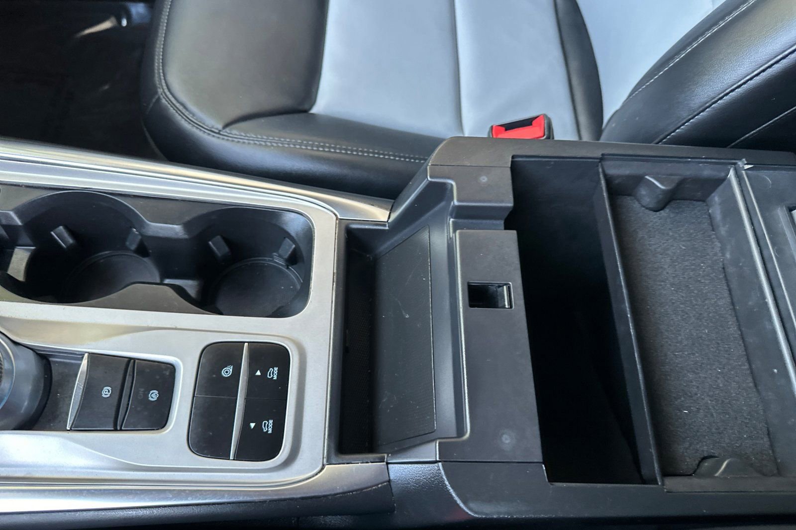 Certified 2022 Ford Explorer XLT w/ Equipment Group 202A image 33