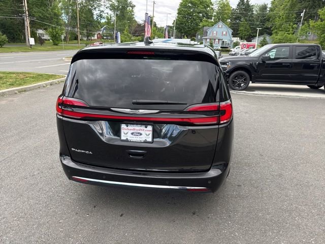 Used 2023 Chrysler Pacifica Touring-L FWD image 7
