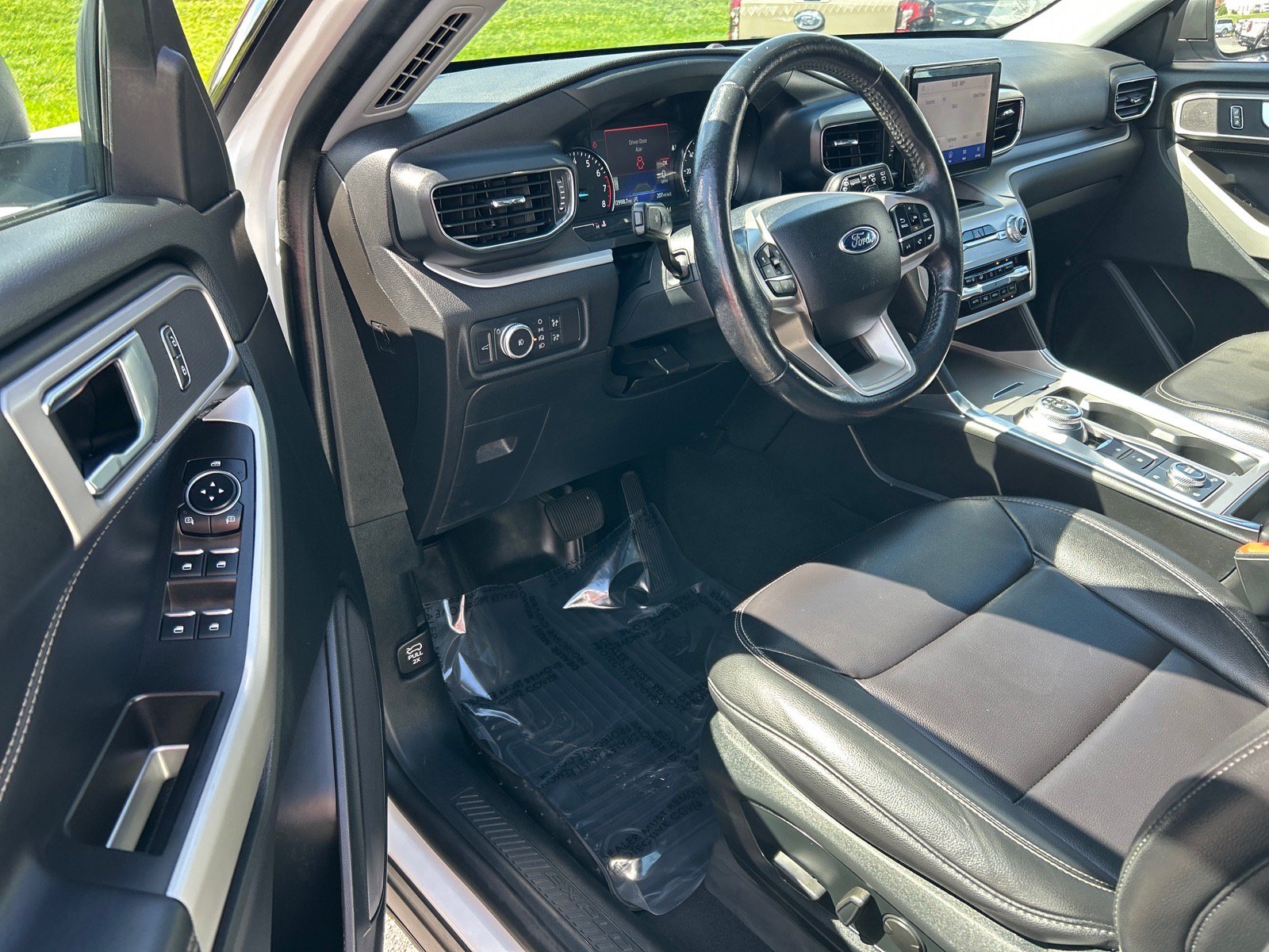Certified 2021 Ford Explorer XLT w/ Equipment Group 202A AWD/4WD image 6