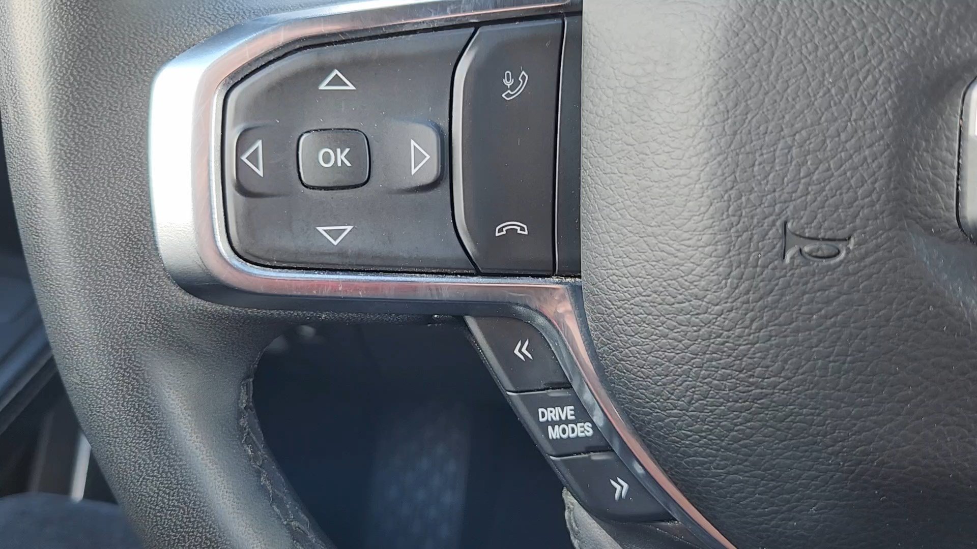 Used 2025 RAM 1500 Laramie AWD/4WD image 12