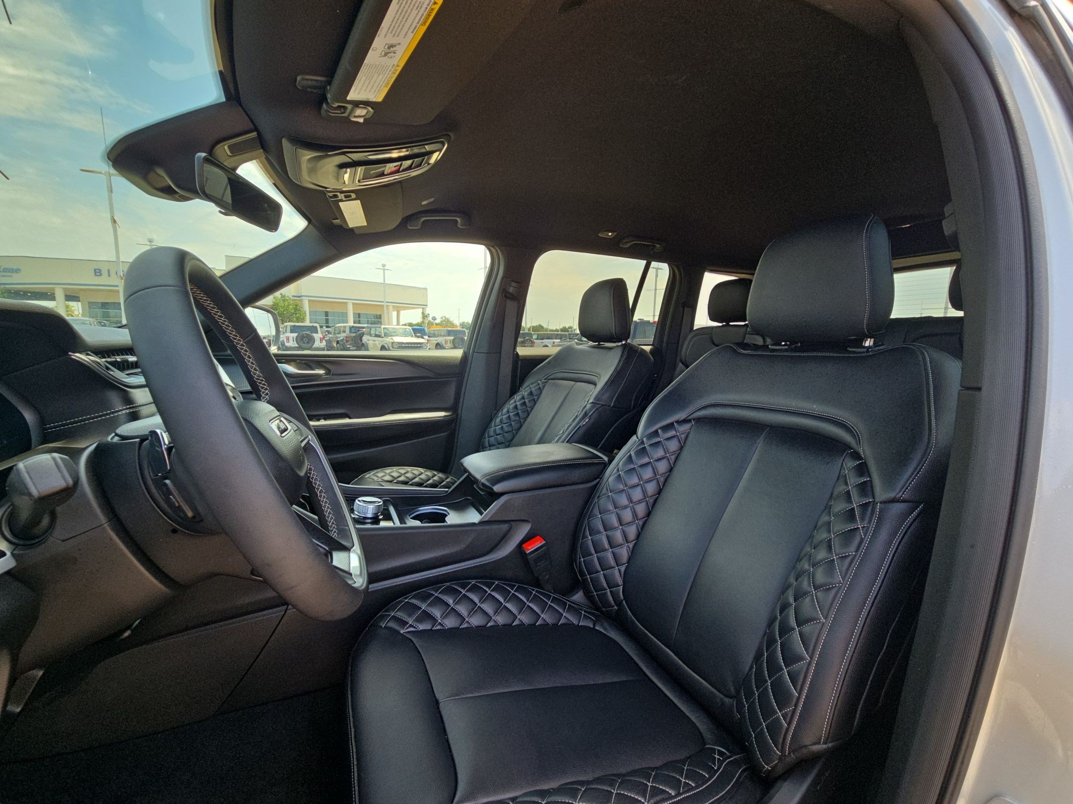Used 2025 Jeep Grand Cherokee Laredo RWD image 17