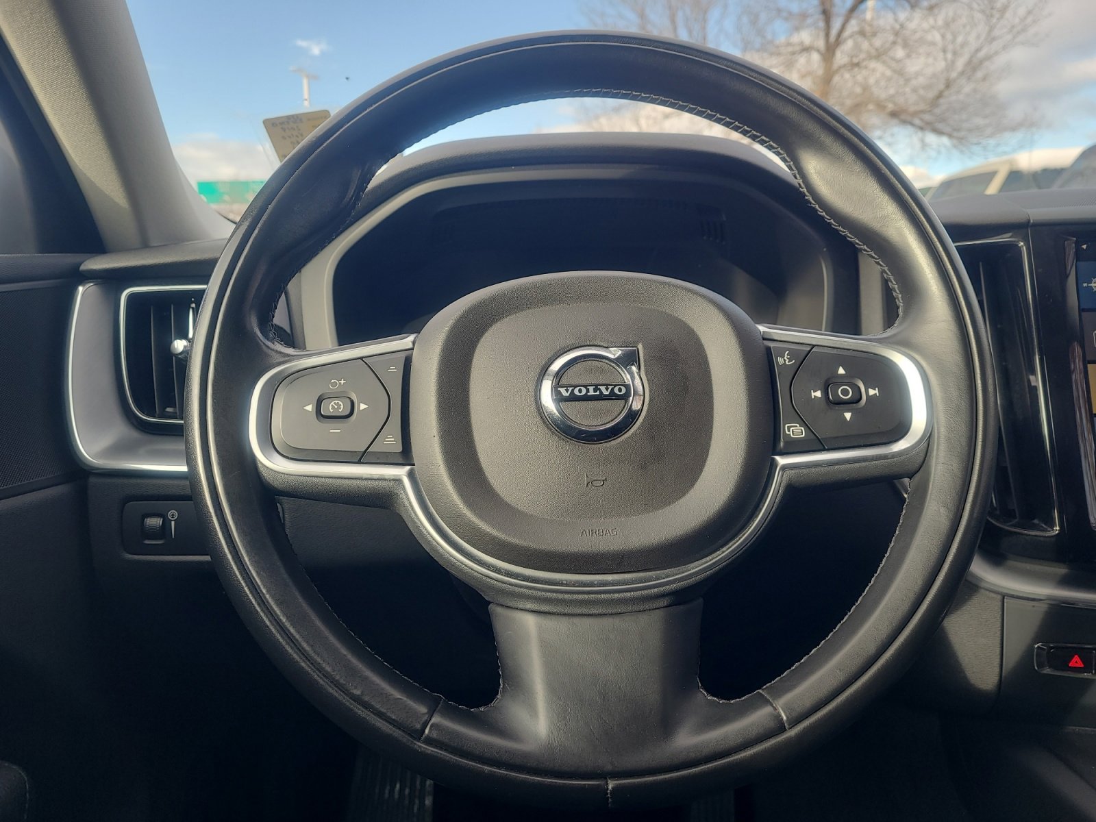 Used 2019 Volvo XC60 T5 Momentum w/ Premium Package image 9