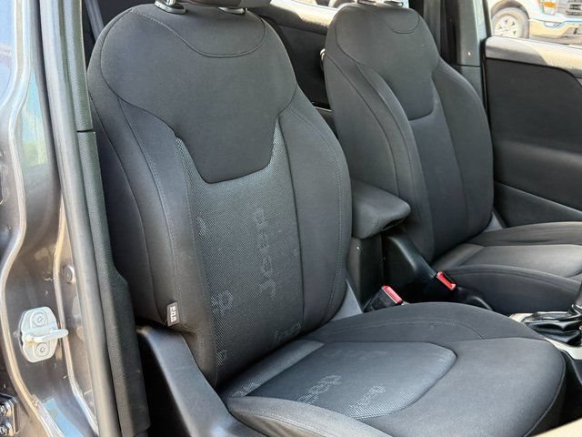 Used 2017 Jeep Renegade Latitude AWD/4WD image 29