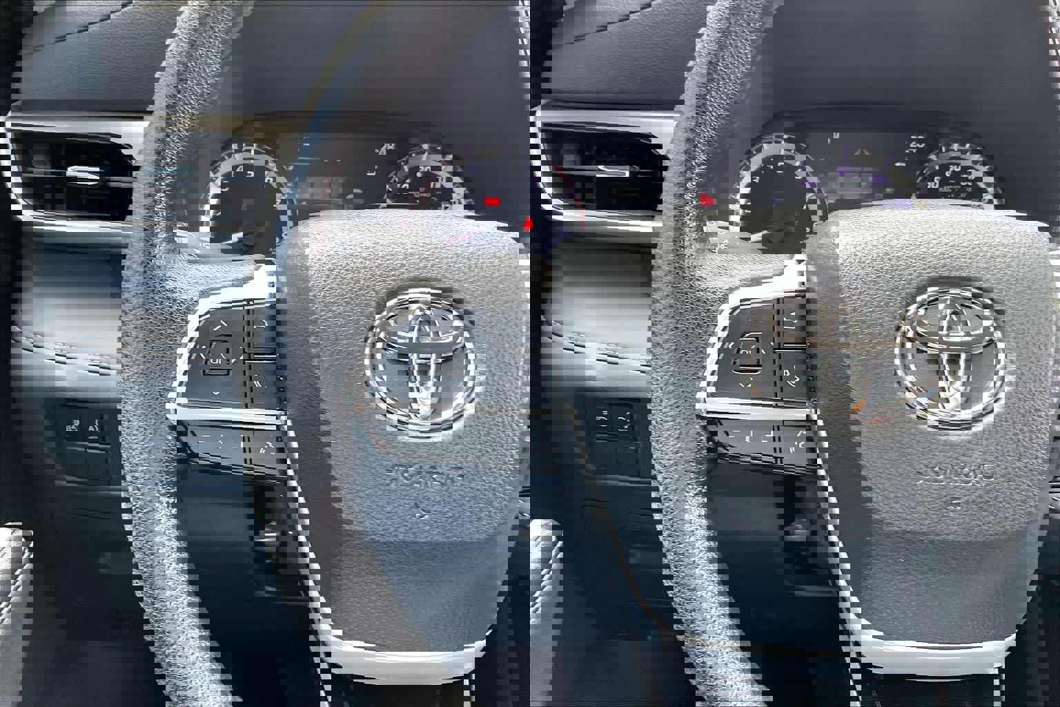 Used 2023 Toyota Highlander L FWD image 24