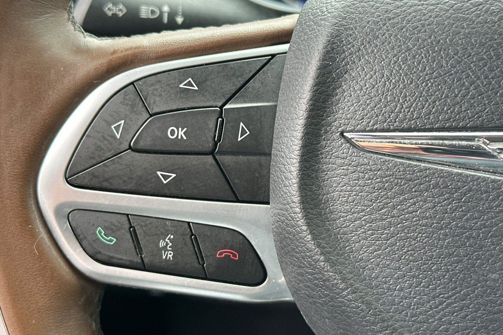 Used 2017 Chrysler Pacifica Limited image 29