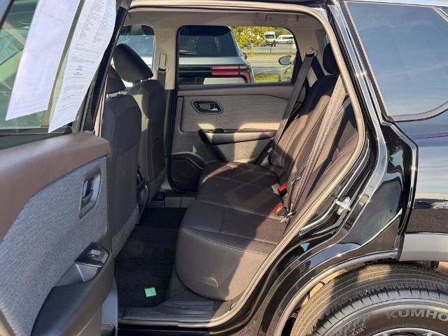 Used 2023 Nissan Rogue S AWD/4WD image 16